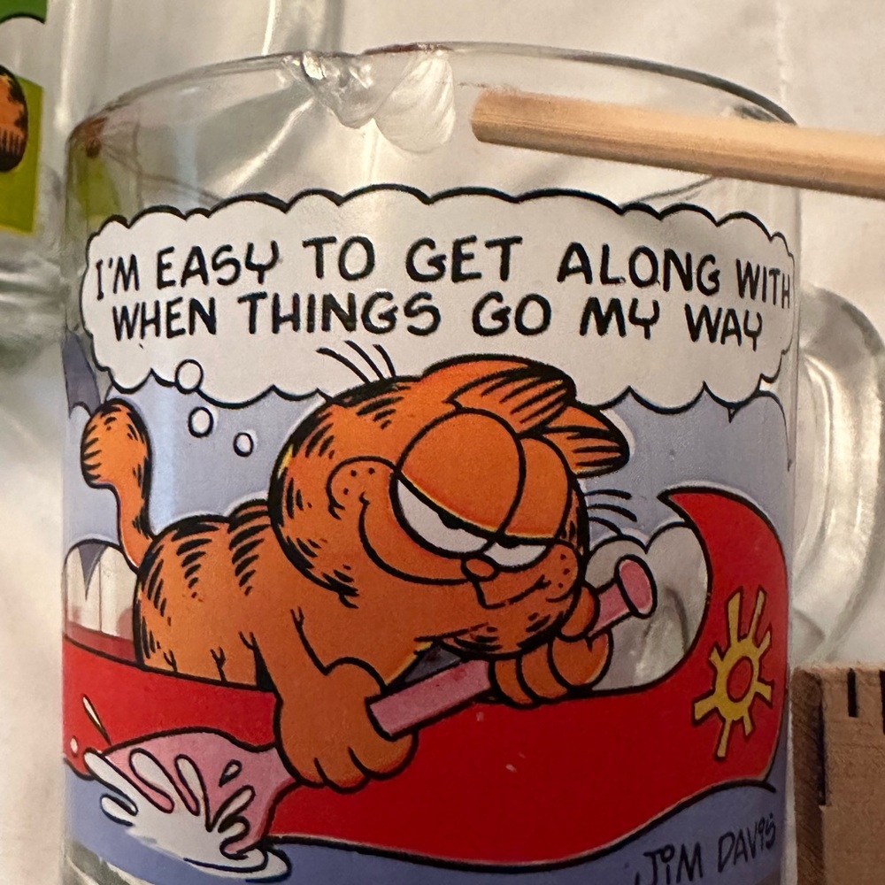 🐕 Garfield Wooden Mug Tree with Character Top and McDonald’s Mugs - Picture 14 of 16